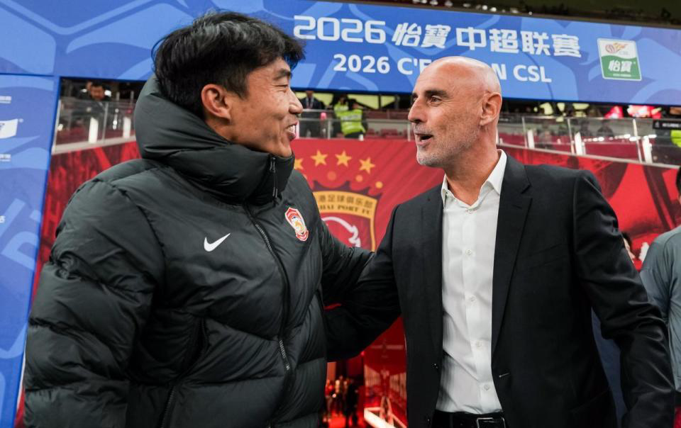 开云APP下载-45岁郑智瞪眼发呆!率队2连败排名未扣分队垫底 遭质疑撑不过10轮