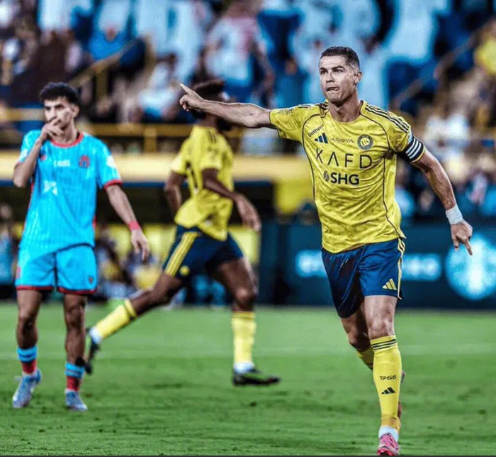 C罗称赞球队精神表现，伤势好转即将归队|克里斯蒂亚诺·罗纳尔多|沙特|教练|队友|领先_新浪体育_新浪新闻